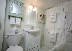 Chambre Double, 1 grand lit, balcon, vue jardin | Salle de bain | Articles de toilette de luxe, sèche-cheveux, peignoirs
