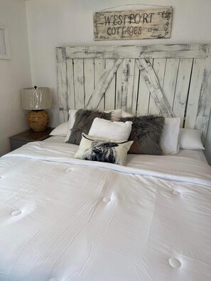 Cabin, 1 King Bed | Individually decorated, individually furnished, iron/ironing board - Westport Inn (Joplin)