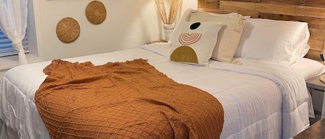 Cottage, 1 Queen Bed | Individually decorated, individually furnished, iron/ironing board