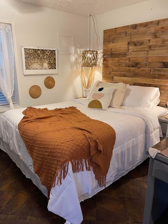 Cottage, 1 Queen Bed | Individually decorated, individually furnished, iron/ironing board. Westport Inn