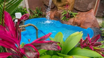 2 outdoor pools
