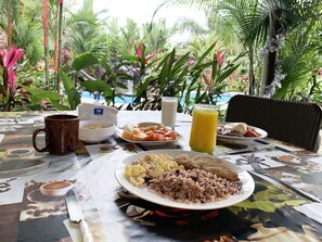 English breakfast for a fee on weekdays - Aunty Arenal Lodge (La Fortuna)