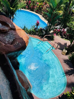 Flat-screen TV - Aunty Arenal Lodge (La Fortuna)