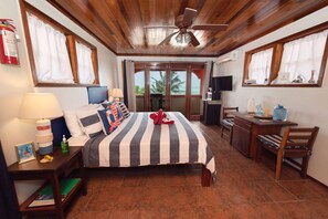REEF SHARK: Honeymoon Studio, 1 Bedroom, Sea View, Beachfront | Ropa de cama de alta calidad, edredón y camas con pillow-top 