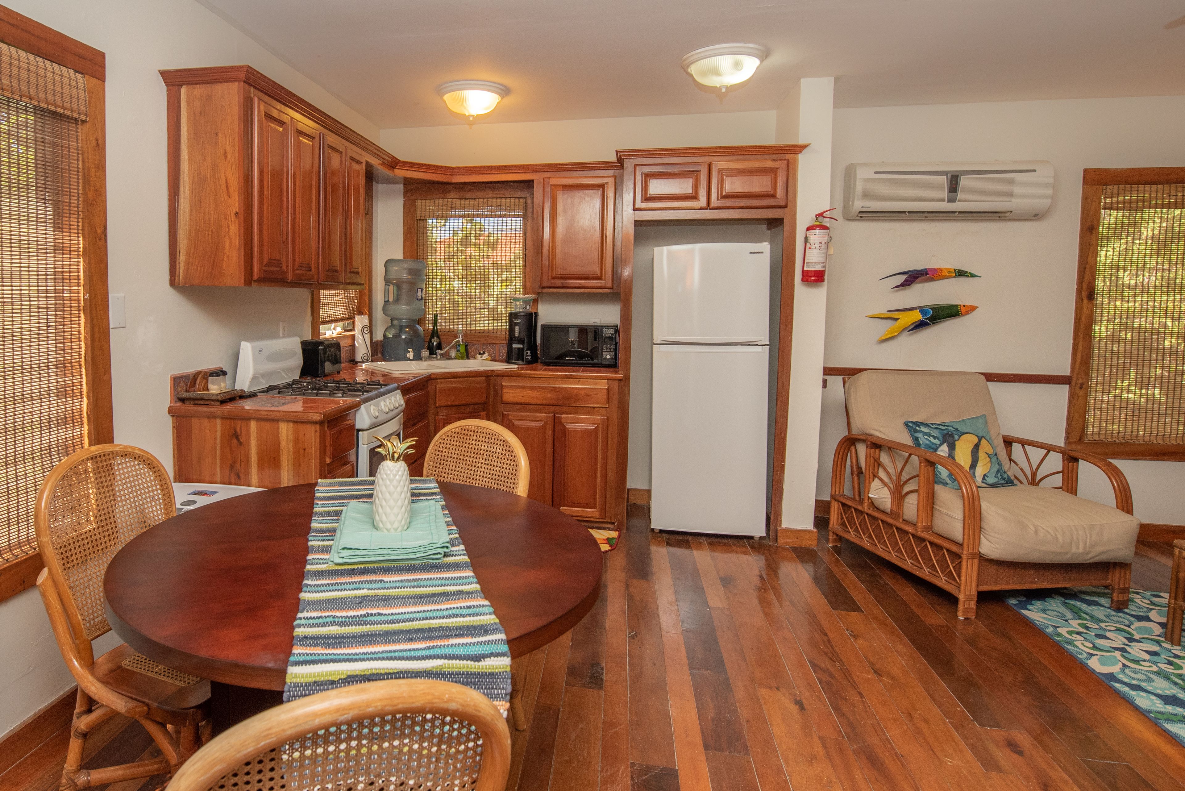 barracuda house cabin, 1 bedroom, resort view | in-room dining