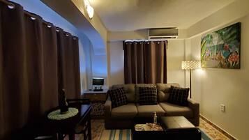 STING RAY SUITE: 1 Bedroom, Sea View, Poolside | 1 bedroom, premium bedding, down comforters, pillowtop beds
