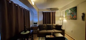 STING RAY SUITE: 1 Bedroom, Sea View, Poolside | 1 dormitorio, ropa de cama de alta calidad, edredones de plumas