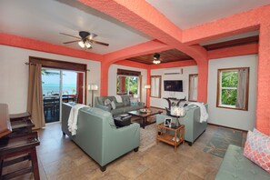 CROCODILE 2 Bedrooms, Sea View | Zona de estar | Una Smart TV, Netflix, Hulu, un reproductor de DVD