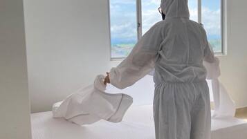 Triple Room | Desk, free WiFi