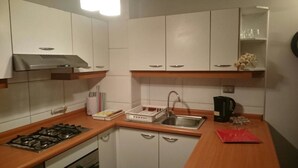 Standard-huoneisto, useita sänkyjä | Yksityinen keittiö | Jääkaappi, mikroaaltouuni, uuni, liesi