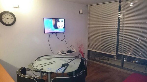 Standard Apartment, Multiple Beds | In-room dining