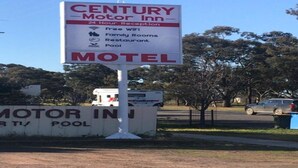 Señal de CENTURY MOTOR INN con servicios que incluyen recepción las 24 horas, WiFi gratuito, habitaciones familiares, un restaurante y una piscina.