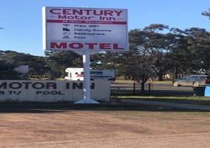 Exterior - Century Motor Inn (Finley)