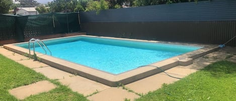 Bar en milieu de piscine