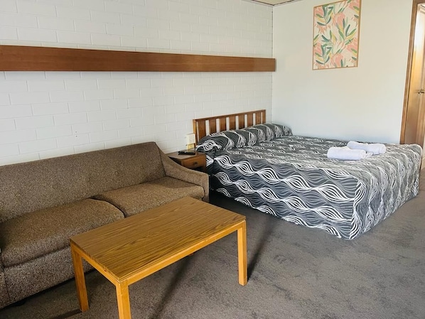 Desk, laptop workspace, iron/ironing board, free WiFi - Century Motor Inn (Finley)