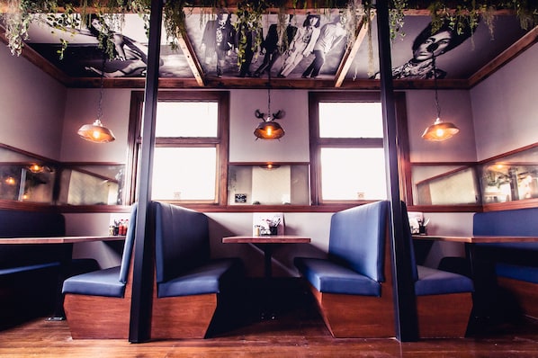 Déjeuner et dîner servis sur place