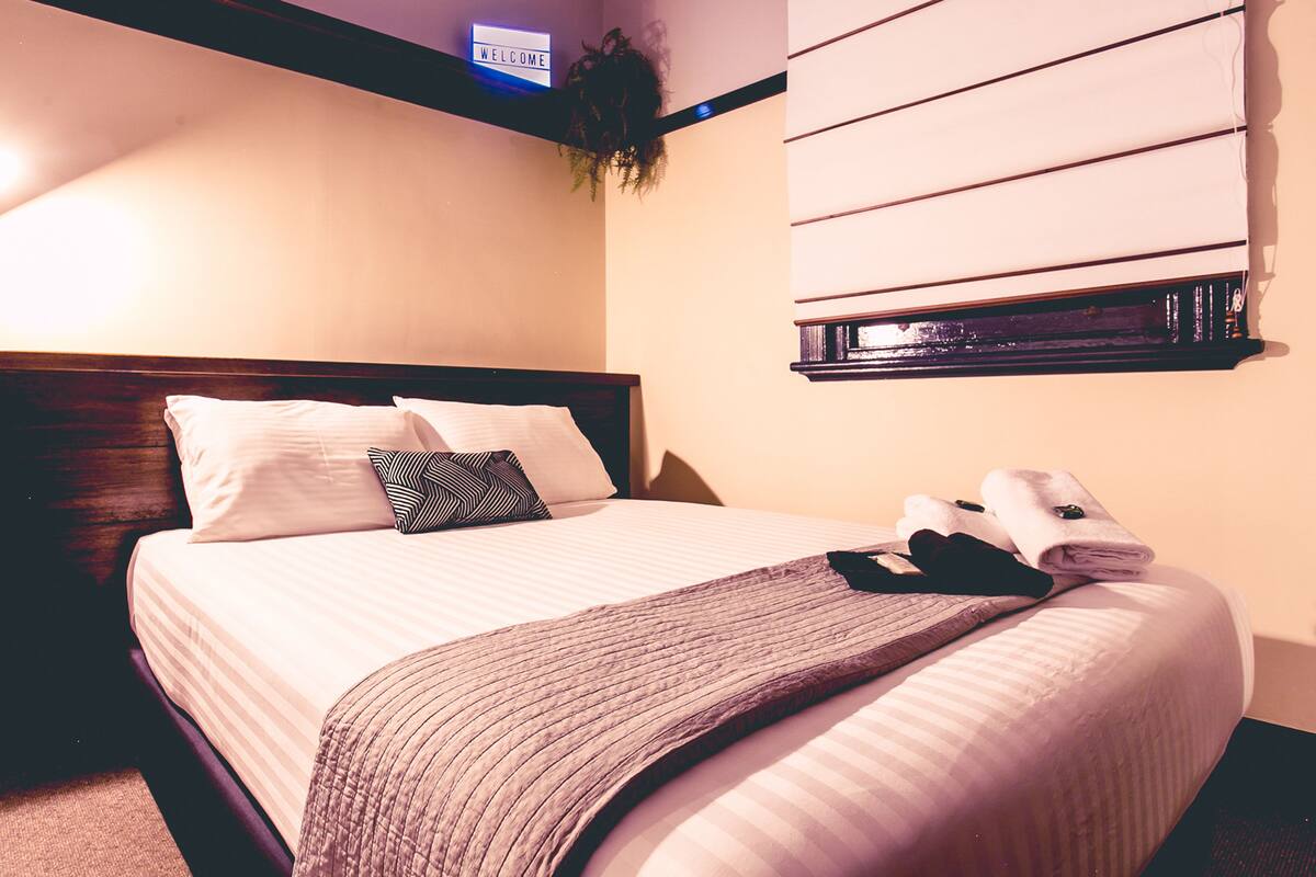 Deluxe Queen Room with Shared Bathroom | Premium bedding, in-room safe, desk, soundproofing
