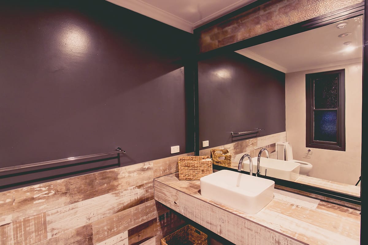 shower, free toiletries, towels