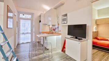 Apartment, 1 Bedroom (A) | Living area