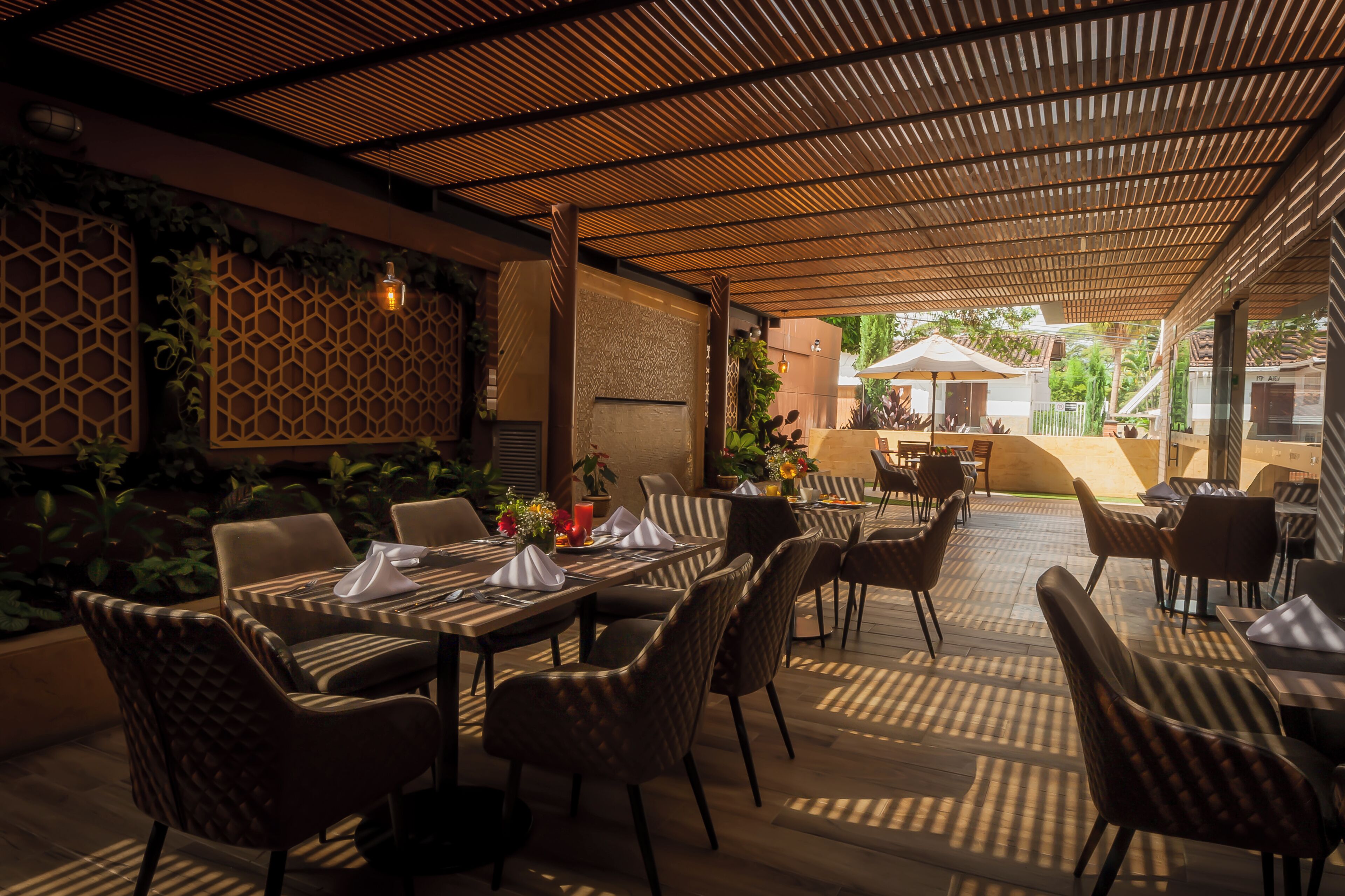 breakfast and lunch served, regional cuisine