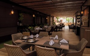 Breakfast and lunch served, Regional cuisine - Hotel Lomas 10 (Medellín)