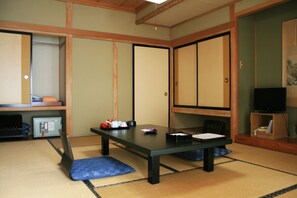 Japanese Style Room | In-room safe, bed sheets, wheelchair access