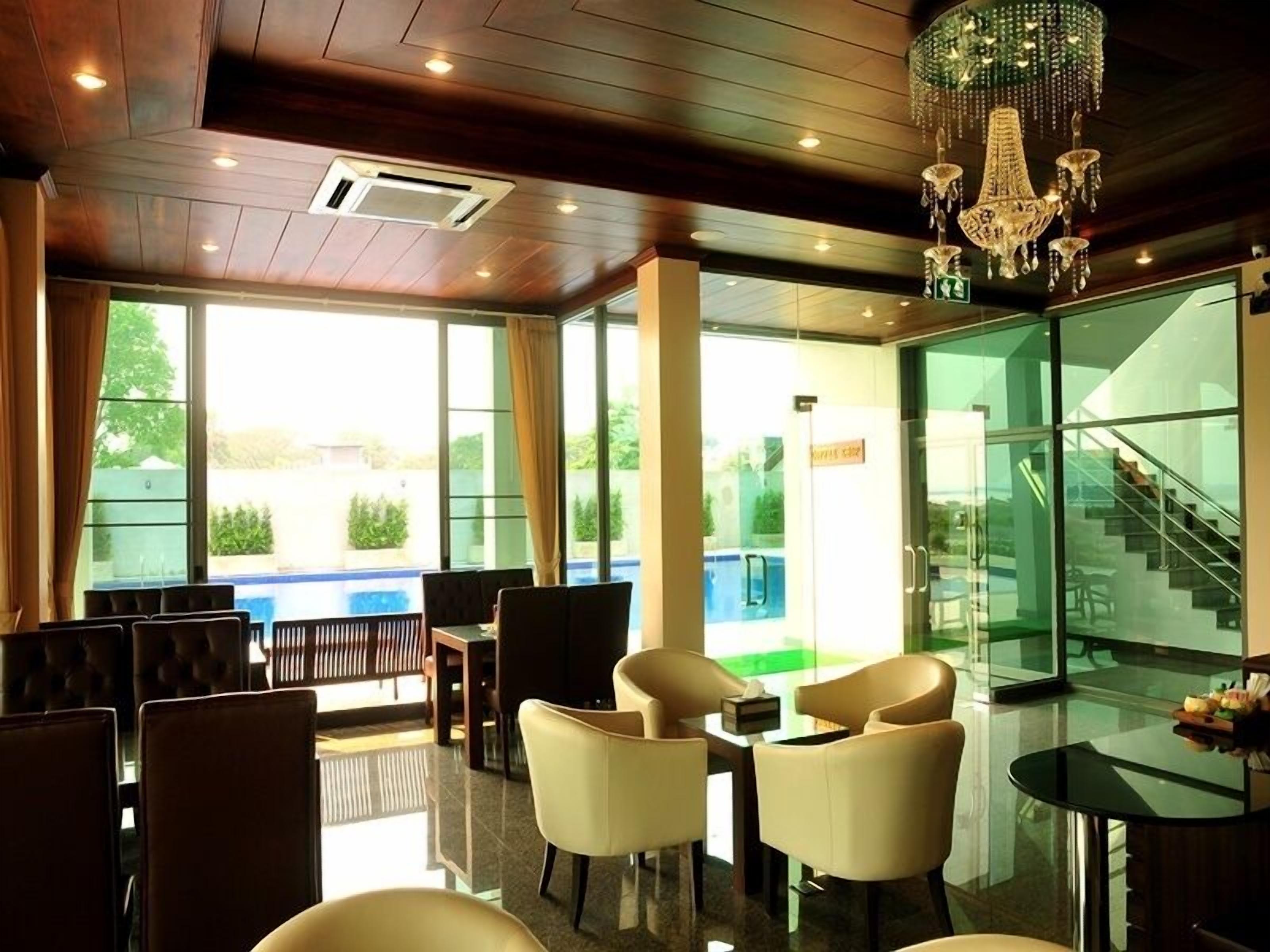 供應早餐和午餐，泰國料理