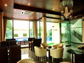 Se sirven desayunos y almuerzos, cocina tailandesa