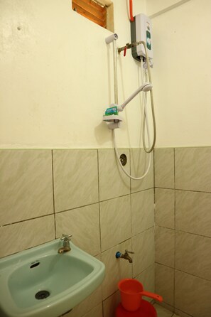 Standaard tweepersoonskamer | Badkamer | Een douche, gratis toiletartikelen, een haardroger, handdoeken