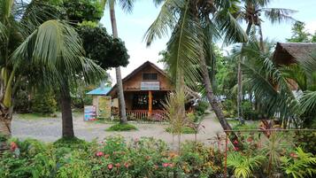 Breakfast, lunch, dinner served; local and international cuisine