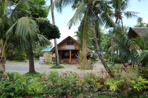 Breakfast, lunch, dinner served; local and international cuisine