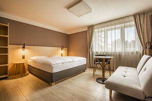 Double Room with Extrabed | Een bureau, een laptopwerkplek, verduisterende gordijnen, gratis wifi