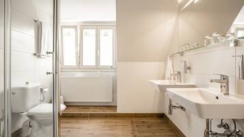 Family Quadruple Room | Bathroom | Shower, free toiletries, hair dryer, towels