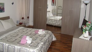 Room | Desk, laptop workspace, rollaway beds (surcharge), WiFi (free) - B&B Al Politeama (Palermo)