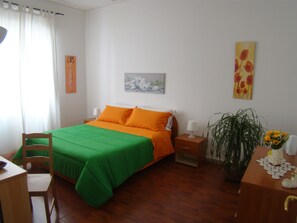 Desk, laptop workspace, rollaway beds, free WiFi - B&B Al Politeama (Palermo)