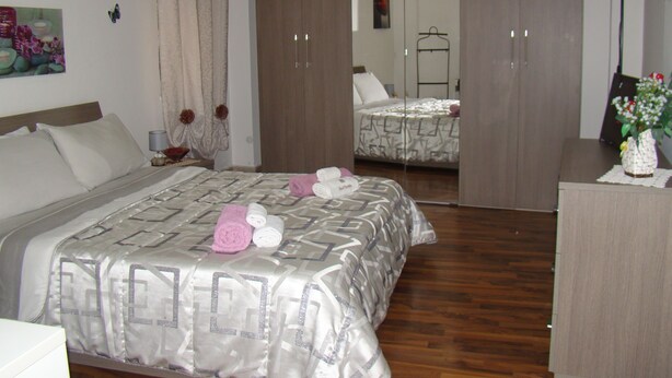 Room | Desk, laptop workspace, rollaway beds (surcharge), WiFi (free) - B&B Al Politeama (Palermo)