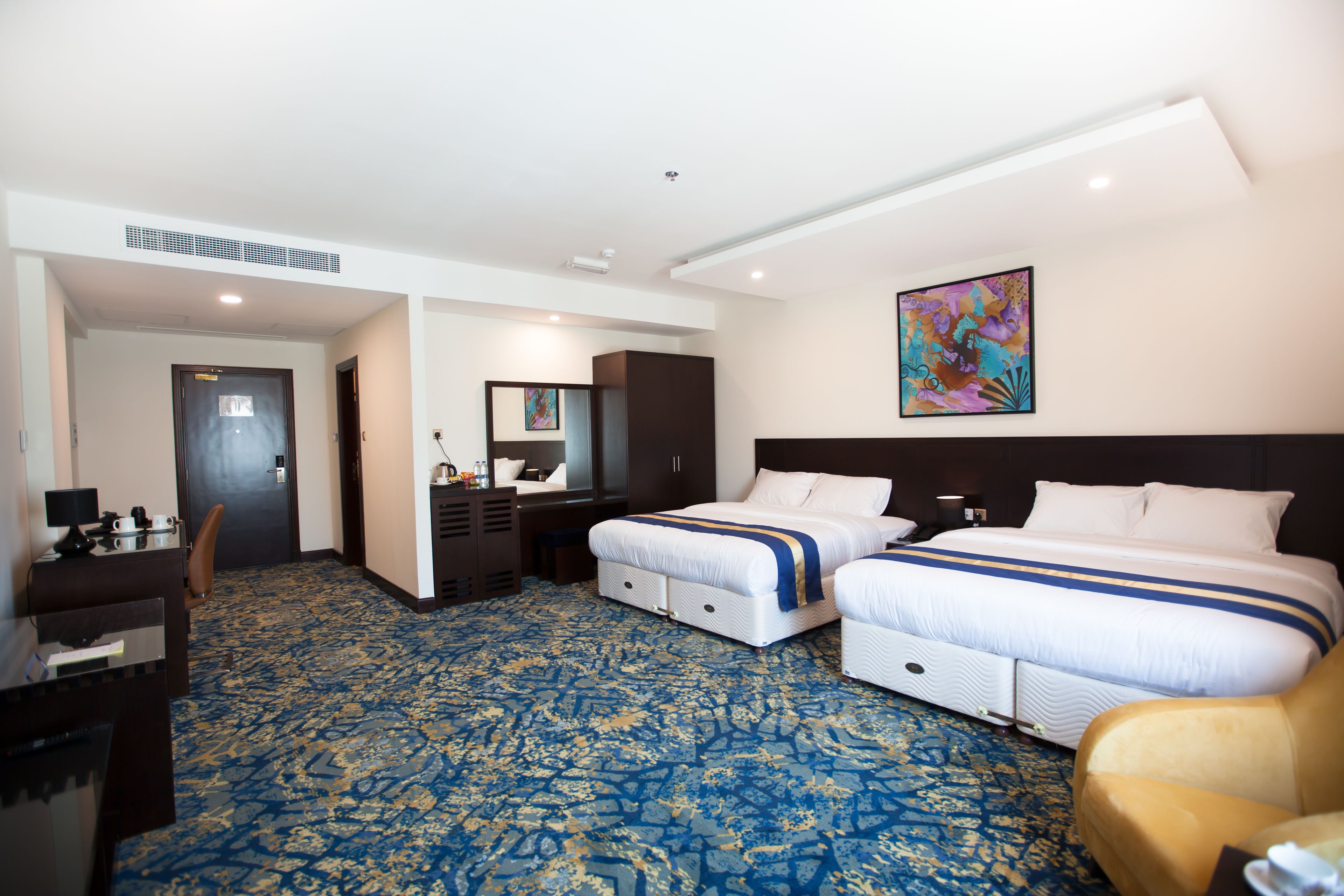 패밀리 스위트, 퀸사이즈침대 2개 | 미니바, 객실 내 금고, 책상, 암막 커튼