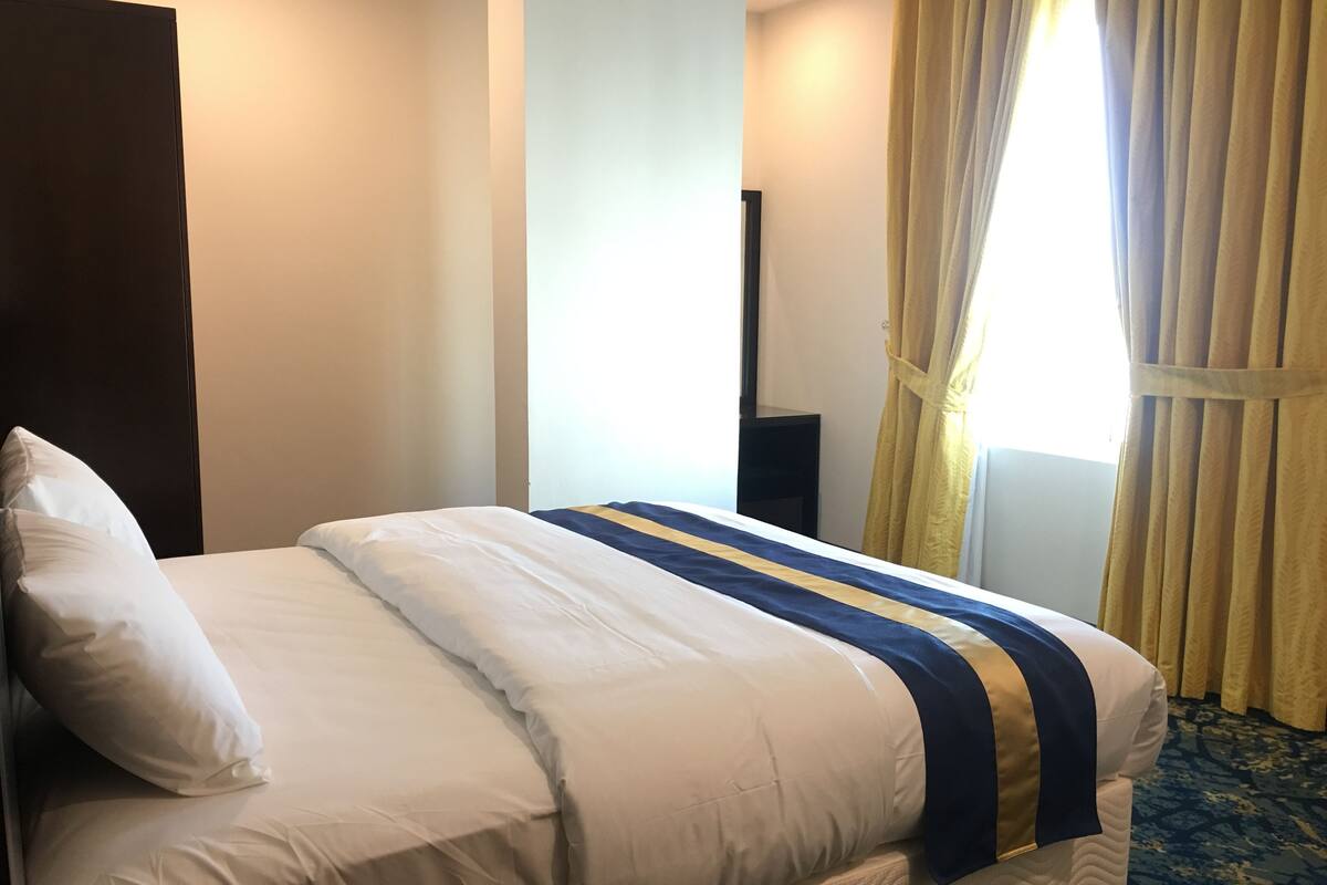 Executive Suite | Minibar, in-room safe, desk, blackout curtains