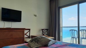 Hotellihuoneessa on sänky, televisio, puinen lipasto, pieni pöytä ja tuoli. Huoneesta on pääsy parvekkeelle, jolta avautuu näkymä merelle.