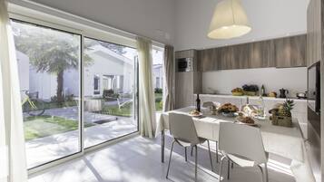 Villa Deluxe | Cucina privata | Frigorifero, forno, piano cottura, lavastoviglie