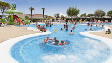 Piscine extérieure, parasols de plage, chaises longues