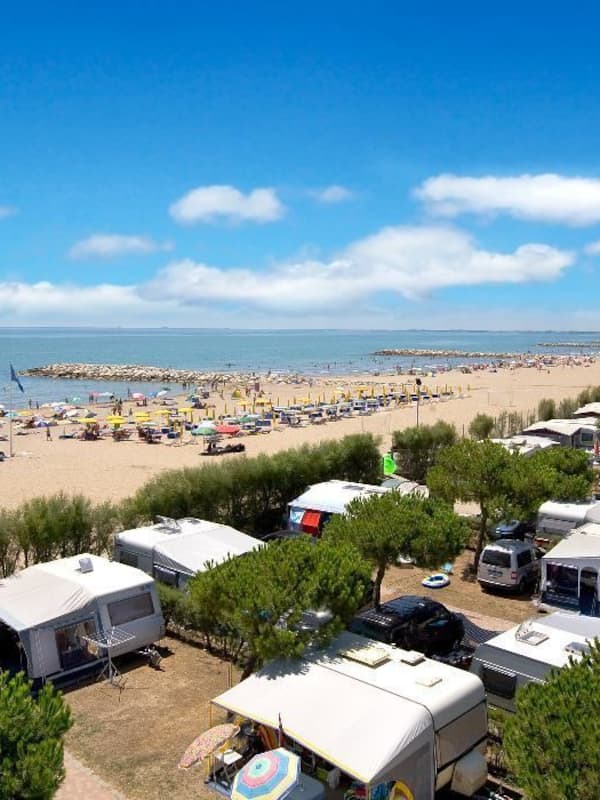 Playa privada, arena blanca, sillas reclinables de playa, sombrillas