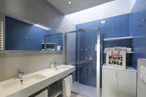Deluxe-Villa | Badezimmer | Dusche, Haartrockner, Handtücher