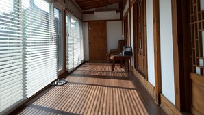 A traditional Japanese room with tatami flooring, sliding doors, and a wooden ceiling. - Yettle Hanok Stay (Gyeongju)