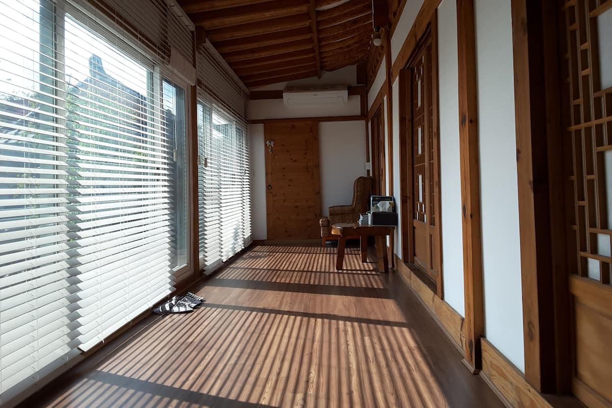 Loft | Blackout drapes, WiFi (free)