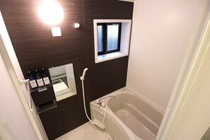 Studio (3 Beds) | Badezimmer | Badewanne und Dusche (separat), Komfortbadewanne