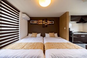 스튜디오 (3 Beds) | 각각 다른 스타일의 인테리어, 각각 다르게 가구 비치, 책상, 노트북 작업 공간