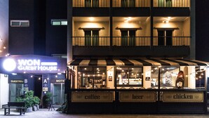 施設の正面 (日没後)
