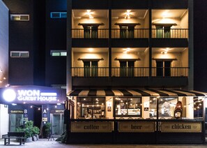 Fassade der Unterkunft – Abend/Nacht