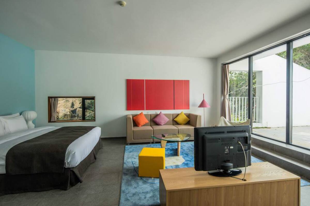 Deluxe Room | Living room